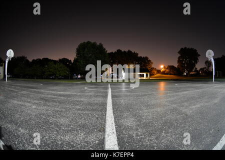 Blick aus der Fischperspektive auf einen Basketballplatz im Freien Stockfoto