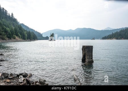 See kaches Washington State Naturpark wüste Bäume Wasser landschaftliche Schönheit Kunst pnw Pazifischen Nordwesten immergrüner Baum shop Berge Felsen blaues Wasser Stockfoto