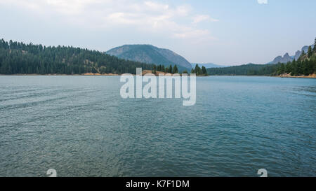 See kaches Washington State Naturpark wüste Bäume Wasser landschaftliche Schönheit Kunst pnw Pazifischen Nordwesten immergrüner Baum shop Berge Felsen blaues Wasser Stockfoto