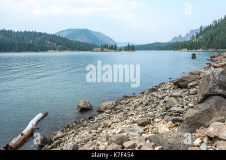 See kaches Washington State Naturpark wüste Bäume Wasser landschaftliche Schönheit Kunst pnw Pazifischen Nordwesten immergrüner Baum shop Berge Felsen blaues Wasser Stockfoto