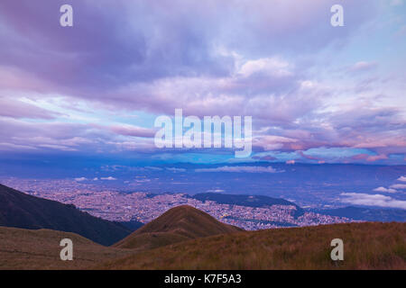 Die Skyline von Quito City bei Dämmerung mit einer langen Belichtungszeit und Luftaufnahme Foto aus dem aktiven Vulkan Pichincha, Ecuador, Lateinamerika gesehen. Stockfoto