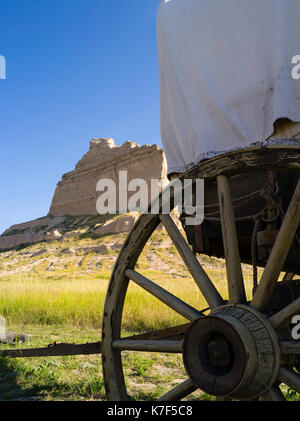 Eine neu Planwagen sitzt vor der Scottsbluff National Monument, Scottsbluff, Nebraska, USA. Stockfoto