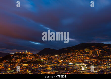 Stadtbild von Quito mit seinen beleuchteten Altstadt während der Blauen Stunde, Ecuador. Stockfoto