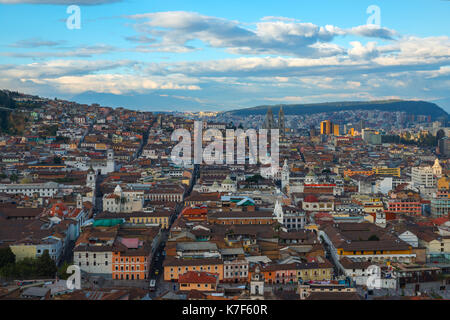 Stadtbild der Altstadt von Quito mit seiner kolonialen Architektur, Ecuador. Stockfoto