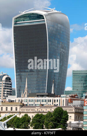 Hochhaus 20 Fenchurch Street, das auch "Walkie Talkie" bzw "Pint" genannte wird, London, England. Stockfoto