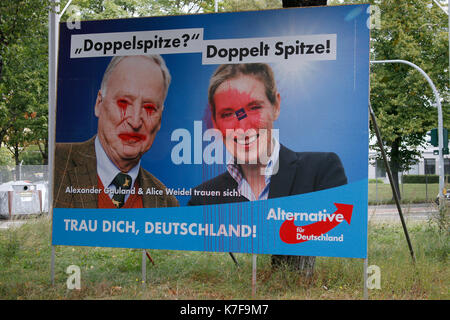 Ein vandaliziertes Wahlkampfplakat der Afd, das Alexander Gauland und Alice Weidel zeigt, 15. September 2017, Berlin. Stockfoto