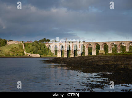 Der Fluss Tweed in Berwick upon Tweed Mit die Royal Border Bridge, die den East Coast Main Line zwischen London und Edinburgh Stockfoto