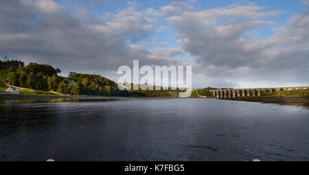 Der Fluss Tweed in Berwick upon Tweed Mit die Royal Border Bridge, die den East Coast Main Line zwischen London und Edinburgh Stockfoto