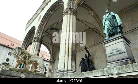 Lion Statuen vor der Feldherrnhalle oder Feldherren' Hall am Odeonsplatz in München, Deutschland Stockfoto