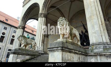 Lion Statuen vor der Feldherrnhalle oder Feldherren' Hall am Odeonsplatz in München, Deutschland Stockfoto