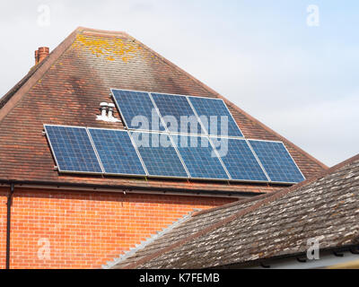 Nahaufnahme der Sonnenkollektoren auf dem Dach zu Hause; England; UK Stockfoto