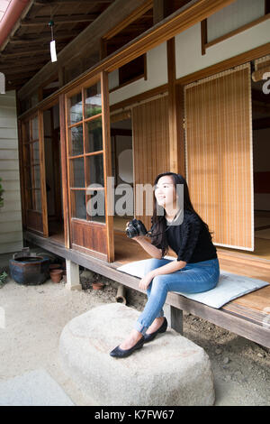 Junge Dame an einem japanischen Touristenziel (Totoro's House) in Nagoya Japan Stockfoto