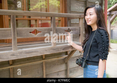 Junge Dame an einem japanischen Touristenziel (Totoro's House) in Nagoya Japan Stockfoto