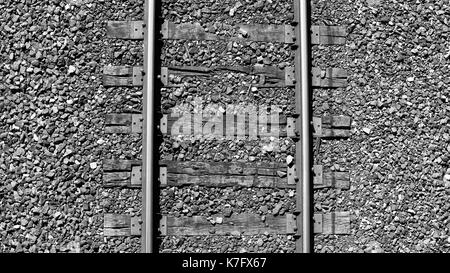 Auf der Suche nach einer Brücke auf den Gleisen unter gehen Stockfoto