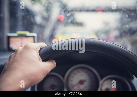 Nahaufnahme mit dem Auto im Schnee oder Regen Sturm in Stadt urban. Stockfoto