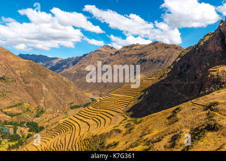 Die Inka Ruinen von Pisac mit dem berühmten landwirtschaftlichen Terrassen im Heiligen Tal der Inka- und Anden in der Nähe der Stadt Cusco, Peru. Stockfoto