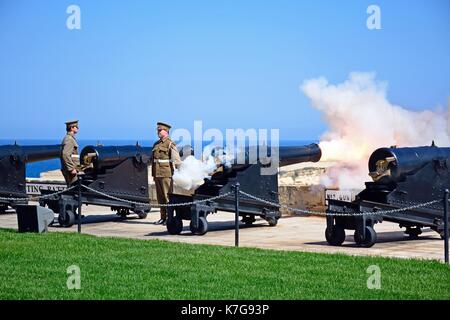 Armee das Feuern des 12.00 Uhr Gun im oberen Barrakka Gardens, Valletta, Malta, Europa. Stockfoto