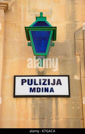 Wandlaterne vor einer Polizeistation melden, Mdina, Malta, Europa. Stockfoto