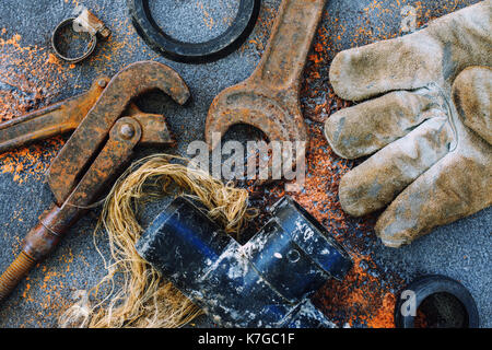 Alte rostige Werkzeuge für Klempnerarbeiten. Ansicht von oben Stockfoto