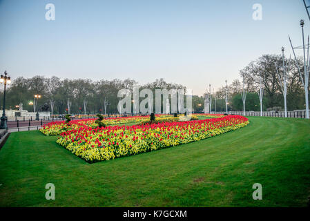 Platz Panorama mit Queen Victoria Memorial und Blumenbeeten vor der Buckingam Palace, London, England Stockfoto
