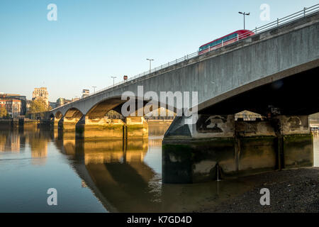 Waterloo Bridge über die Themse in den frühen Morgenstunden, London, England Stockfoto