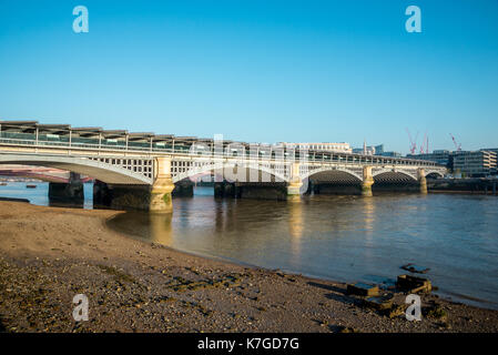 Blackfriars Railway Bridge über die Themse in London, Großbritannien Stockfoto