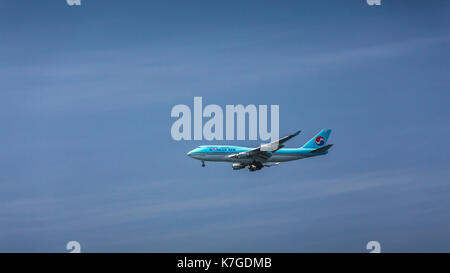 Korean Air Passagierflugzeug ove der Hafen von Jeju, Jeju Island, South Korea, Asien. Stockfoto