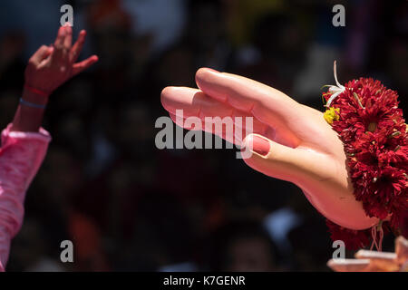 Das Bild der Hand des Ganpati für Elefanten unter der Leitung Herr der berühmte lalbaug cha Raja auf dem Weg an lalbaug zu eintauchen. Mumbai, Indien Stockfoto