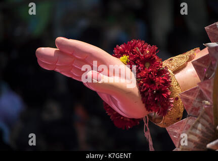 Das Bild der Hand des Ganpati für Elefanten unter der Leitung Herr der berühmte lalbaug cha Raja auf dem Weg an lalbaug zu eintauchen. Mumbai, Indien Stockfoto