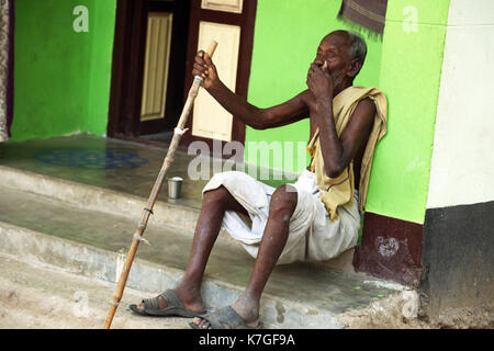 Indische älterer Mann in außerhalb der Sitzung Stockfoto