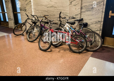 Fahrräder links in der Union Station in der Lobby Stockfoto