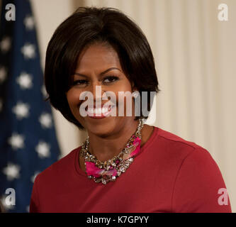 First Lady Michelle Obama besucht eine Preisverleihung für die Gewinner des National Endowment für Kunst und Geisteswissenschaften die Leistungen von Studenten an das Weiße Haus, Washington D.C. am 20. Oktober 2010 ehrt. Bildnachweis: Patsy Lynch/MediaPunch Stockfoto