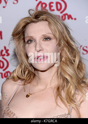 EW YORK, NY - NOV 23,2013: Courtney Love im Jony und Marc's (ROT) Auktion bei Sotheby's am 23. November 2013 in New York City Credit: Harry Pluviose/MediaPunch Stockfoto