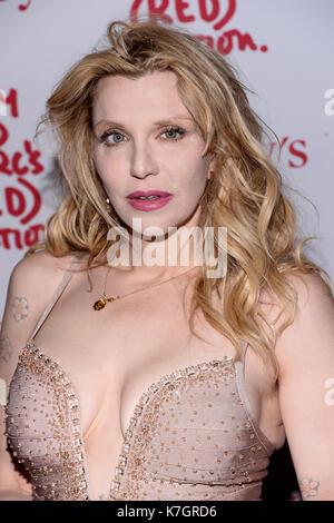 EW YORK, NY - NOV 23,2013: Courtney Love im Jony und Marc's (ROT) Auktion bei Sotheby's am 23. November 2013 in New York City Credit: Harry Pluviose/MediaPunch Stockfoto