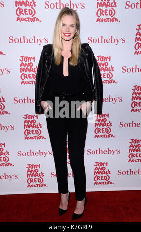 EW YORK, NY - NOV 23,2013: Supermodel Anne V abgebildet an Jony und Marc's (ROT) Auktion bei Sotheby's am 23. November 2013 in New York City Credit: Harry Pluviose/MediaPunch Stockfoto