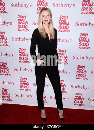 EW YORK, NY - NOV 23,2013: Supermodel Anne V abgebildet an Jony und Marc's (ROT) Auktion bei Sotheby's am 23. November 2013 in New York City Credit: Harry Pluviose/MediaPunch Stockfoto