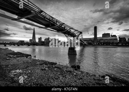 Der Shard Gebäude, Millennium Bridge und die Galerie Tate Modern auf die Themse bei Ebbe. Stockfoto