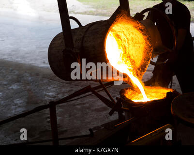 Geschmolzenes Eisen geschmolzenes Metall gegossen in der Pfanne; Gießerei Fabrik Stockfoto