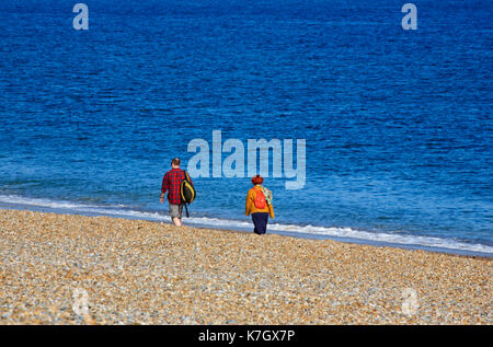 Zwei Wanderer auf dem Vorland in North Norfolk an cley-next-the-Sea, Norfolk, England, Vereinigtes Königreich. Stockfoto