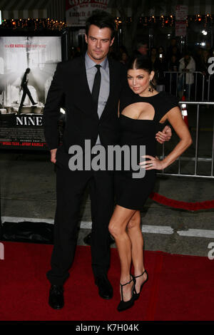 Josh Duhamel und Stacy "Fergie" Ferguson empfohlene am Los Angeles Special Screening von neun Gehalten an der Mann Dorf Theater in Westwood, CA am 09. Dezember 2009 RTNRD/MediaPunch Stockfoto