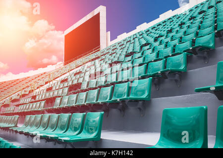 Sport Stadion Sitz mit Anzeigetafel in Tag Sommersaison Himmel Hintergrund. Stockfoto