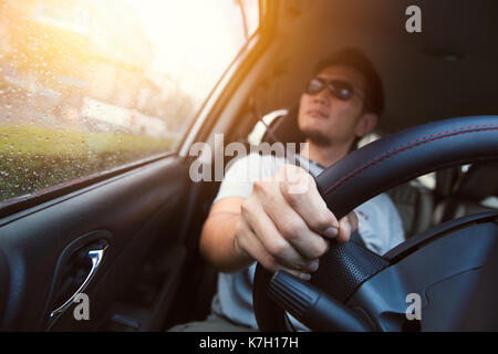 Asiatischer Mann männliche Ware sun Glas ein Auto fahren. Stockfoto