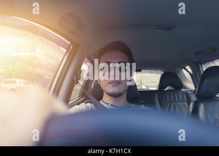 Asiatischer Mann männliche Ware sun Glas ein Auto fahren. Stockfoto