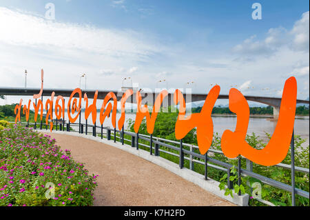 Öffentlicher Park und Sicht der Dritten Thai-laotischen Freundschaft Brücke über den Mekong River, Nakhon Phanom, Thailand und Thakhek, Khammouane, Laos Stockfoto