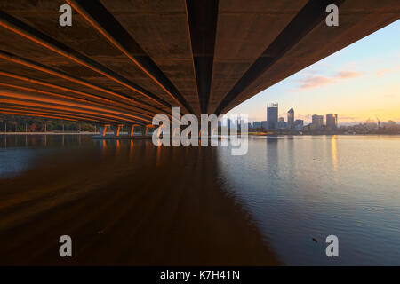 Die Narrows Brücke über den Swan River in Perth, Western Australia Stockfoto