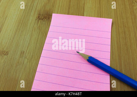 Leere rosa Notizblock mit Bleistift auf den Tisch closeup Stockfoto