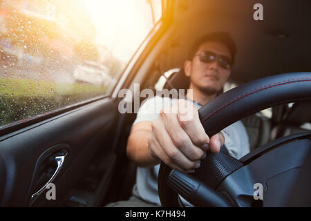 Asiatischer Mann männliche Ware sun Glas ein Auto fahren. Stockfoto