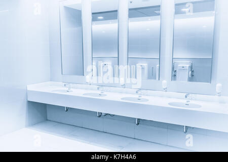 Sauber neue moderne Inneneinrichtung WC Waschbecken Zeile blauen Farbton. Wasser Dusche im Badezimmer. Stockfoto