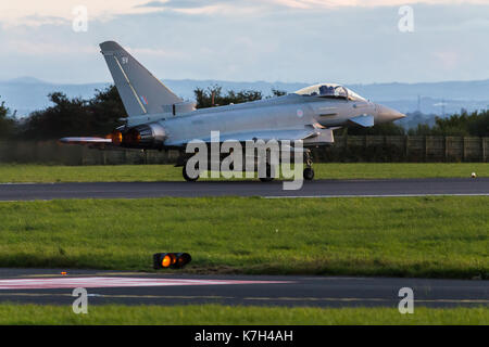 Die nachbrenner auf einem Royal Air Force Typhoon FGR 4 leuchtet auf der Start- und Landebahn am Flughafen Liverpool John Lennon bei einem Abend im Herbst 2017. Stockfoto