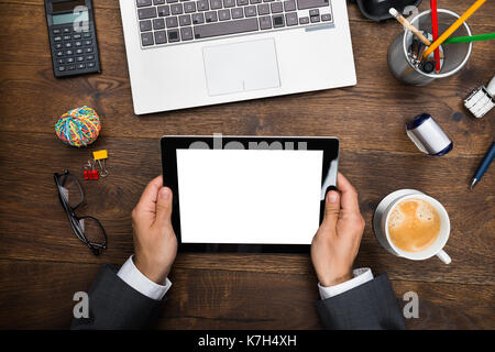 Hohe Betrachtungswinkel der Geschäftsmann Hand Digital Tablet mit leerer Bildschirm Stockfoto